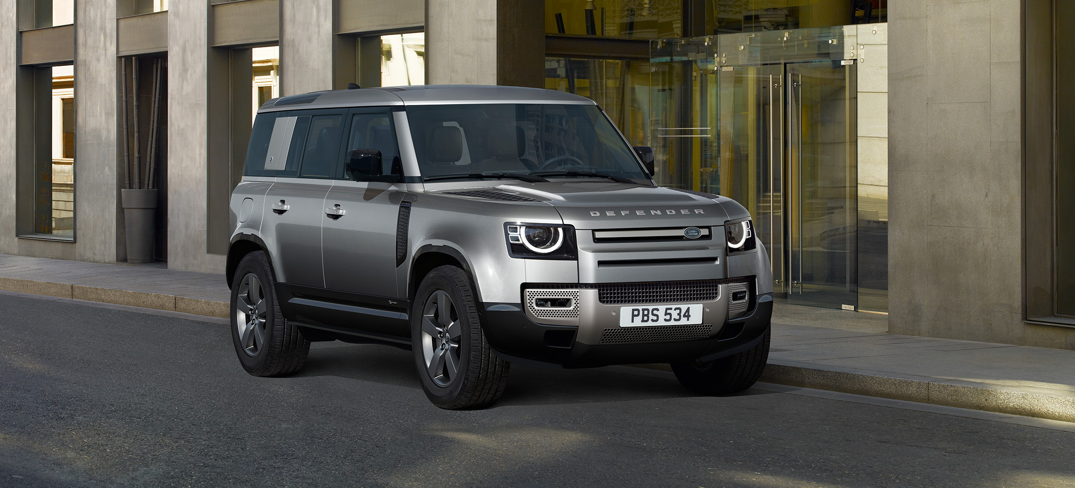 Die Legende Land Rover Defender im Autohaus Reichstein & Opitz in Jena erleben!