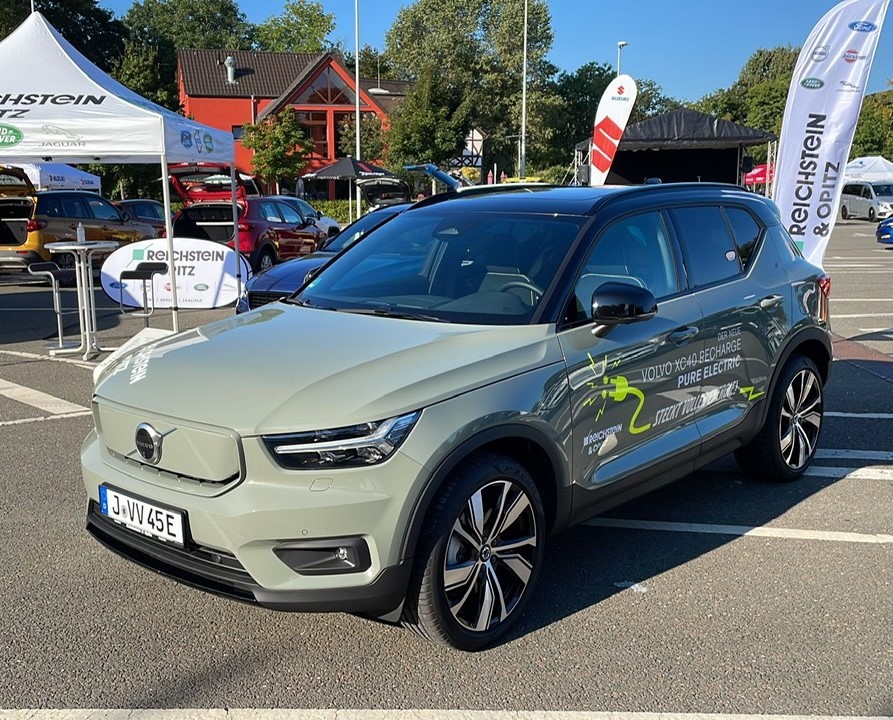 Der Volvo XC40 Pure Electric in Sage-Green.